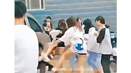 一女生被多名女學生圍毆。