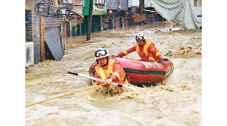 遵義市消防救援支隊趕赴水災地區救人。