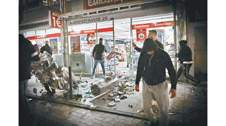 斯圖加特爆發騷亂，有人闖入商店。（美聯社圖片）