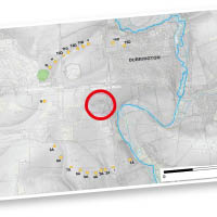 坑洞（黃點）圈狀環繞杜靈頓垣牆（紅圈區域）。
