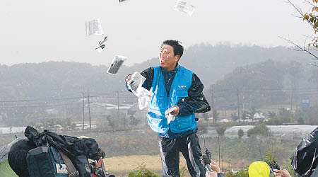 脫北者組織多次在南韓邊境地區散發反朝傳單。