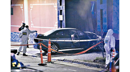 汽車直撞中國駐阿根廷大使館大閘。（美聯社圖片）