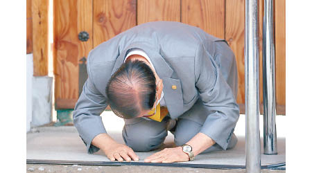 新天地教會教主李萬熙曾公開下跪道歉。