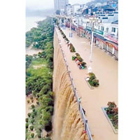 近日貴州有洪水從堤壩湧進烏江。