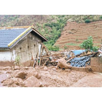 四川西昌市安哈鎮發生山泥傾瀉，有房屋損毀。