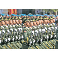 中國解放軍儀仗隊參與閱兵。（美聯社圖片）