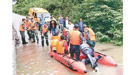 湖北：救援人員利用橡皮艇救出被困民眾。