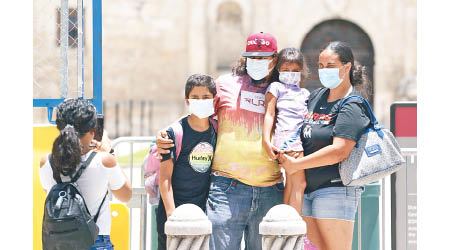 美國多地疫情反彈，德州聖安東尼奧民眾外出時戴口罩。（美聯社圖片）