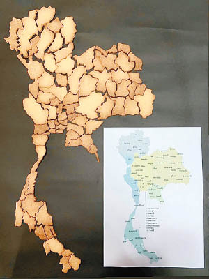 餅乾砌成的泰國地圖與真實地圖（小圖）無異。