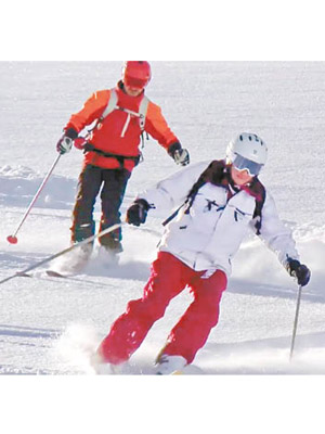 普里西斯（前）熱愛滑雪運動。