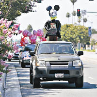 加州迪士尼樂園員工在園區外駕車，抗議防疫保障不足。