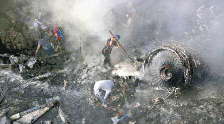 巴基斯坦一架空中巴士A320客機早前在南部城市卡拉奇機場墜毀。（美聯社圖片）