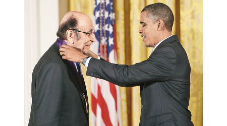 格拉澤（左）獲奧巴馬（右）頒發國家藝術勳章。