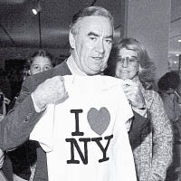 已故紐約州州長凱里曾持「I(心)NY」T-shirt拍照。