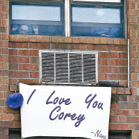 露絲以「我愛你」牌子回應卡佩洛尼。（美聯社圖片）