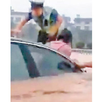 宜昌私家車遭水圍困，警員破窗救出司機。