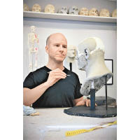 尼爾松（圖）以3D打印技術重塑頭骨主人容貌。