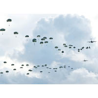 美軍傘兵在關島安德森空軍基地上空跳傘。