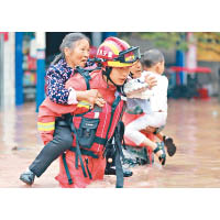 重慶消防員救出被洪水所困的市民。