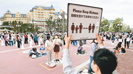 東京迪士尼樂園重開，入園遊客需遵照安全距離。