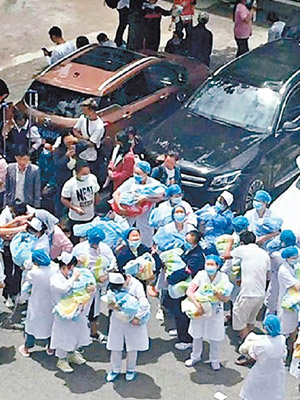 產科醫護人員帶新生嬰兒到空曠地方。