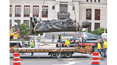 哥倫布銅像被市政府移除。（美聯社圖片）