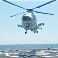 艦載直升機在東海參與演練。