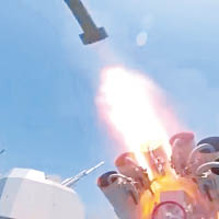 護衞艦發射反潛火箭深彈。