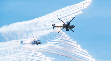 台軍AH64E阿帕奇攻擊直升機發射熱燄彈。