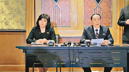 崔善姬（左）批評美國對北韓採取敵視政策。右為前外相李勇浩。（美聯社圖片）
