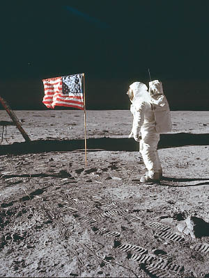 太陽神十一號完成人類首次成功登月任務。