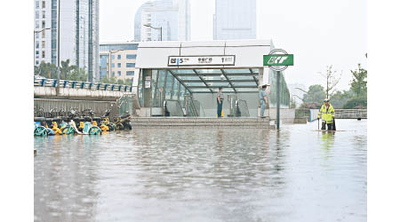 內地多處暴雨，重慶地鐵站外水浸嚴重。