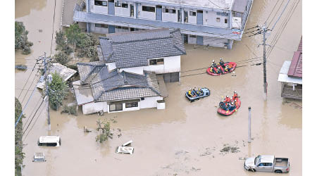 建築物被洪水淹浸。（美聯社圖片）