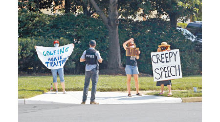 示威者在維珍尼亞州的高爾夫球場外示威。（美聯社圖片）