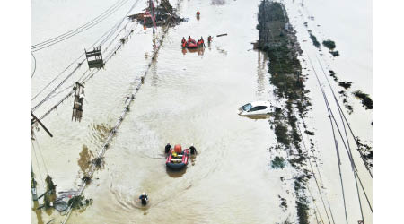 九州破紀錄大雨引發的災情持續。（美聯社圖片）
