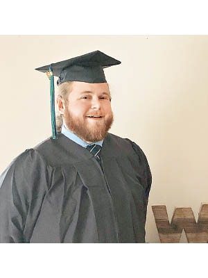 沃德以滿分優異成績副學士畢業。