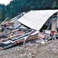 湖北：宜昌一幢房屋倒塌變成廢墟。