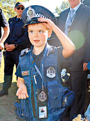 希里宣誓就任一日特別初級警員。