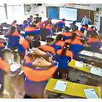 雲南：昆明湯丹中學學生在老師帶領下離開課室。