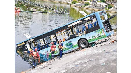 肇事巴士被吊出水面。