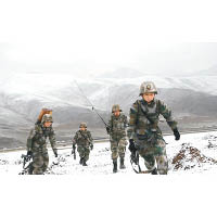 解放軍在雪地急行軍。