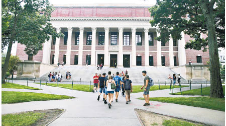 哈佛大學讓部分學生回校上課。（美聯社圖片）