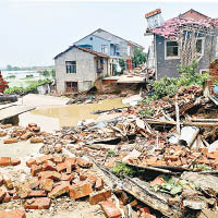 湖北：黃梅縣有村子的道路和房屋被洪水沖毀。