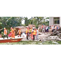 江西鄱陽縣救援人員救出被洪水圍困的居民。