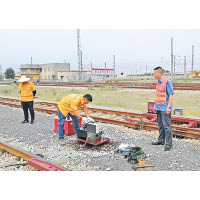 鐵路部門派員檢查路軌。