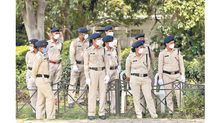 中印邊境衝突加劇兩國緊張關係，圖為駐守在新德里中國大使館外的印度士兵。（美聯社圖片）