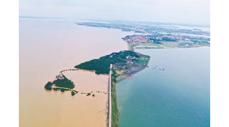 鄱陽湖水位暴漲，一側是因暴雨變渾濁的鄱陽湖外湖，一側為清澈的鄱陽湖內湖。（中新社圖片）