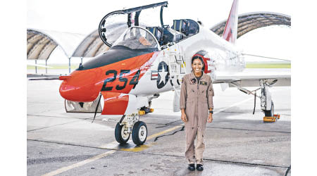 斯韋萊（圖）成為美國海軍首位非裔女戰機機師。（美聯社圖片）