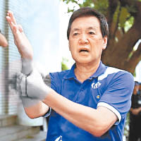 衝突中，藍營立委費鴻泰的手被玻璃割傷。