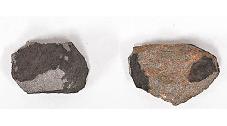 隕石分裂成兩塊碎片。